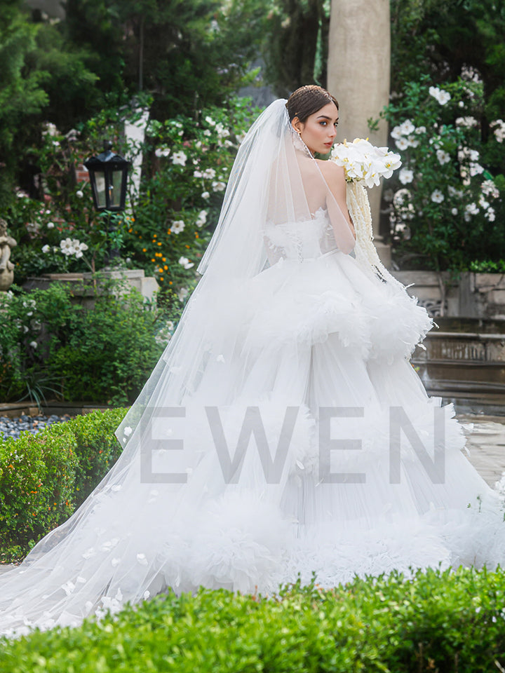 Luxury Strapless Tiered Ruffles Wedding Dress Photoshoot Elegant Bridal Gown