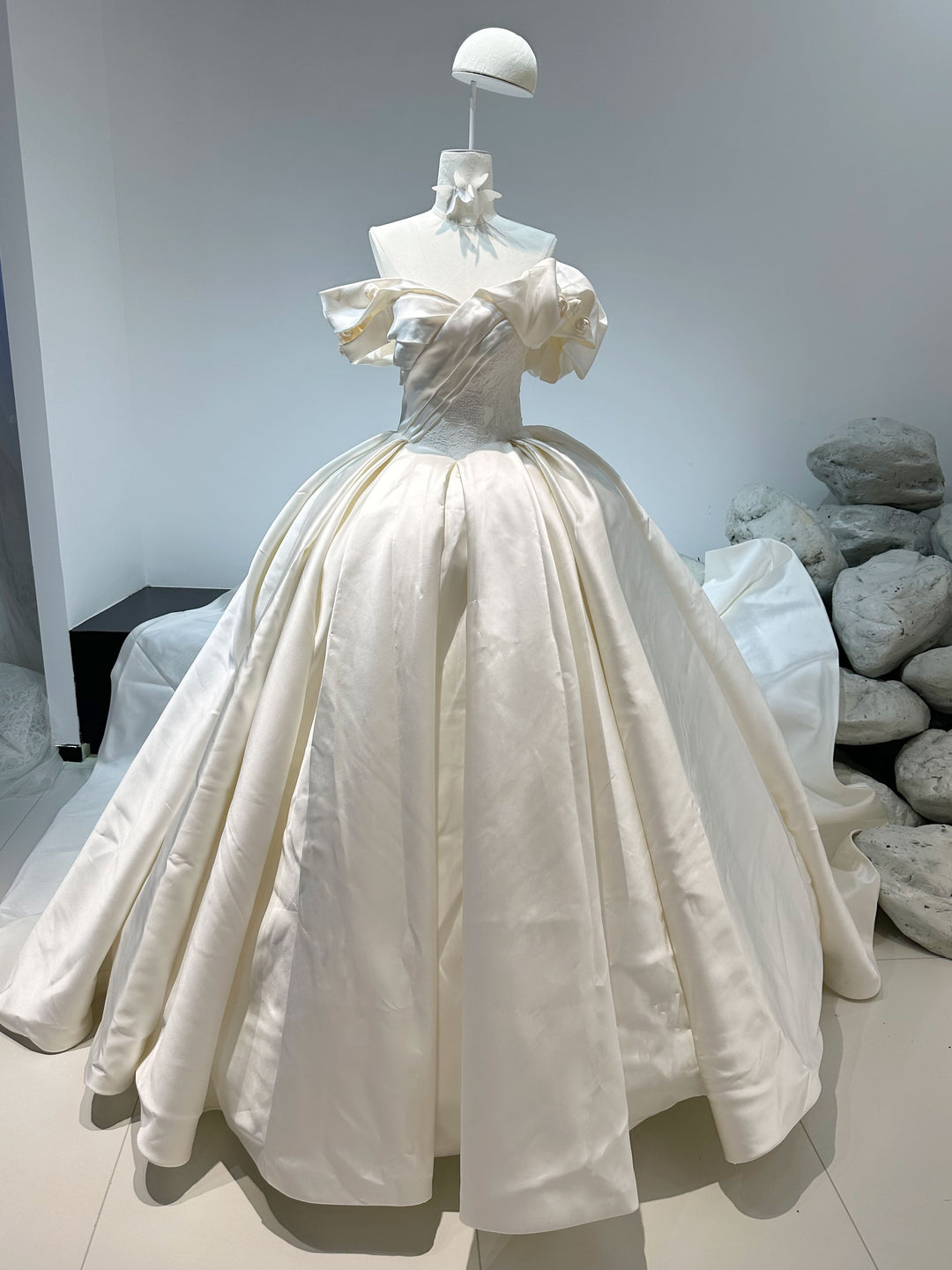 1.5M Train Princess Ball Gown for Modern Bride Luxury Wedding Gown Long Trail Strapless Satin Wedding Dress YW0834 1.5M Train Princess Ball Gown for Modern Bride Luxury Wedding Gown Long Trail Strapless Satin Wedding Dress YW0834