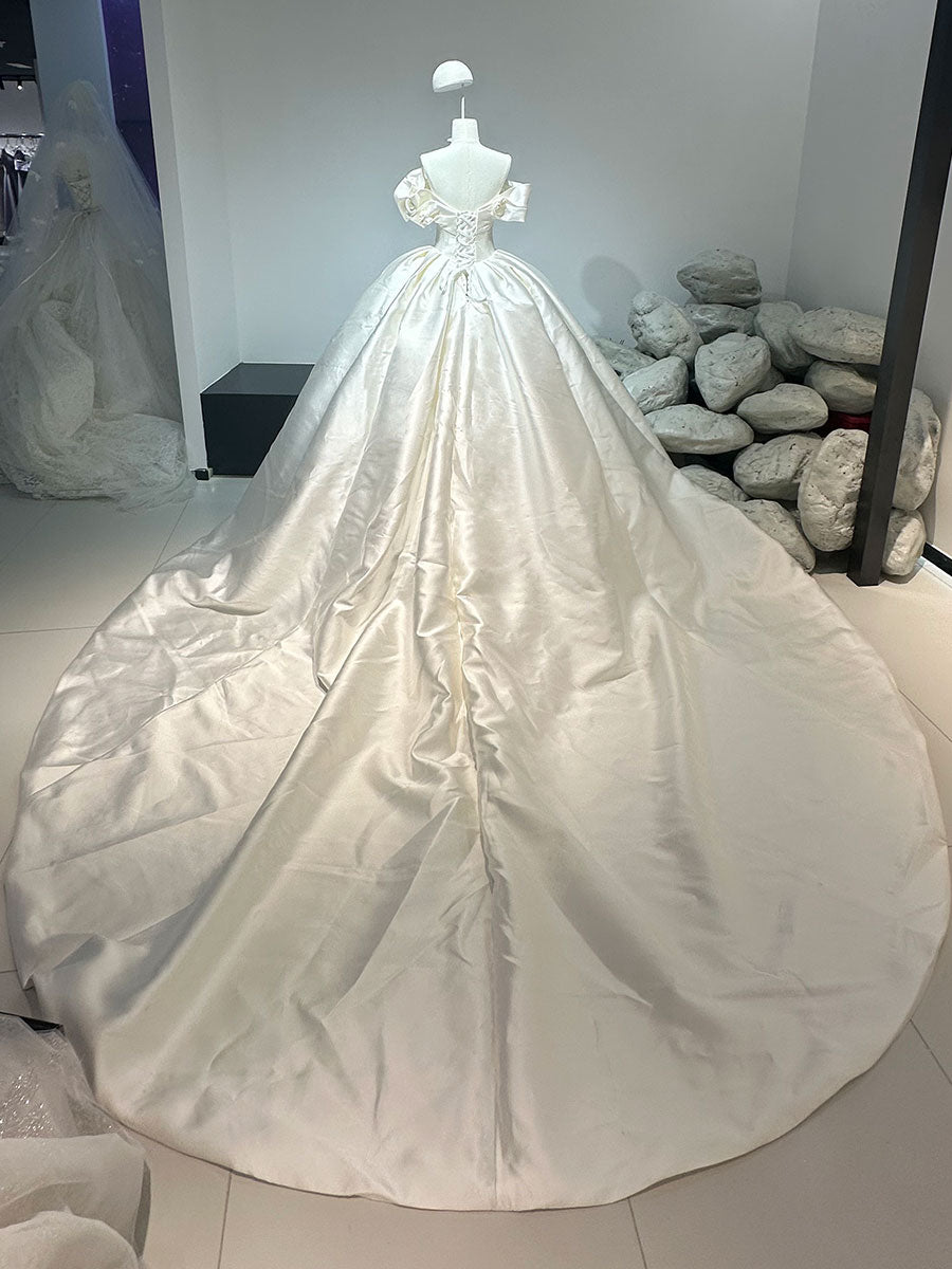 1.5M Train Princess Ball Gown for Modern Bride Luxury Wedding Gown Long Trail Strapless Satin Wedding Dress YW0834 1.5M Train Princess Ball Gown for Modern Bride Luxury Wedding Gown Long Trail Strapless Satin Wedding Dress YW0834