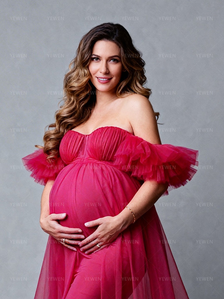Close-up of soft tulle layers on maternity photoshoot dresses showing lightweight and elegant baby belly shooting outfit texture