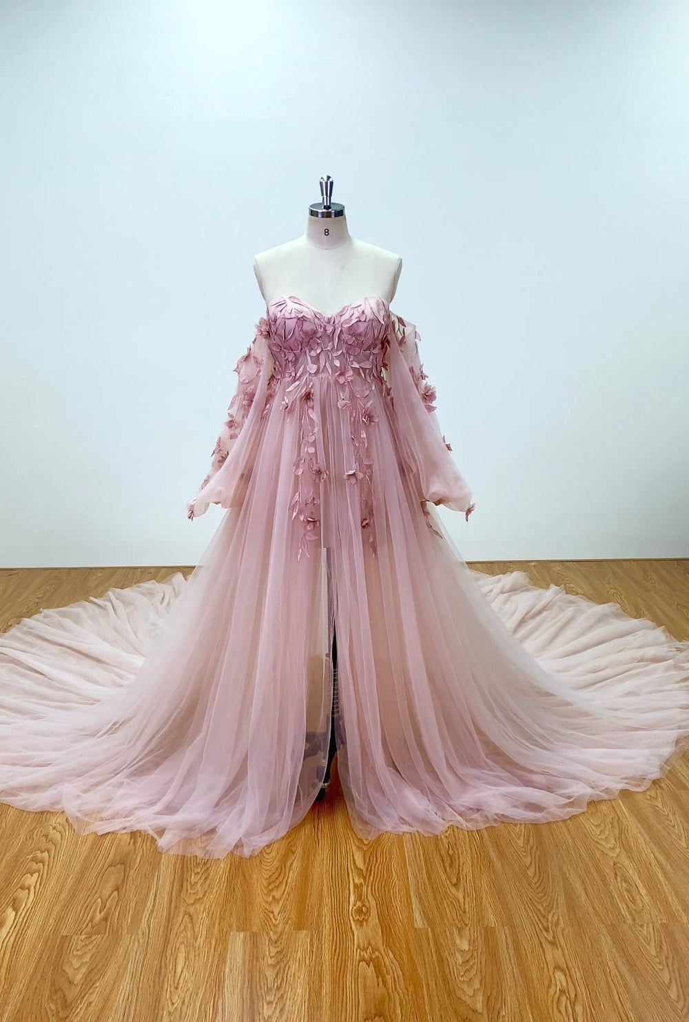 Elegant tulle maternity photoshoot dress with long sleeves and lace flower design for wedding guest and pregnancy photography